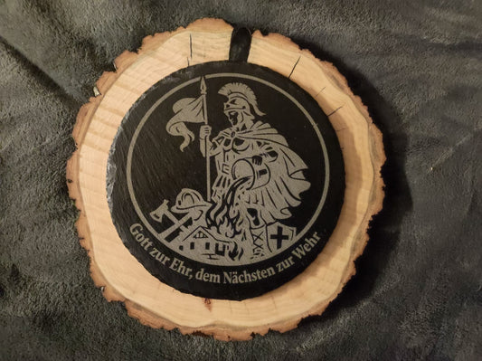 Baumscheibe mit gelaserter Schiefertafel